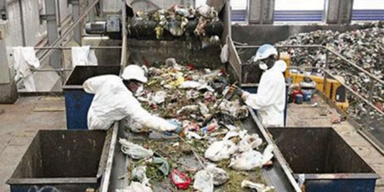 ضبط مصنع بالإسكندرية يستخدم مادة البلاستيك المستخرج من القمامة في التصنيع 1