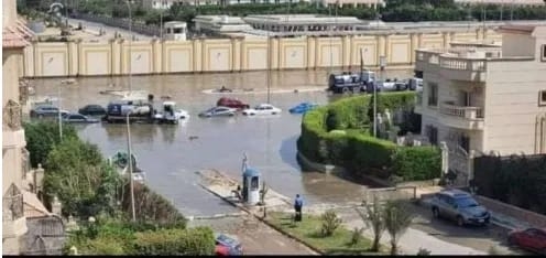 انتشار مروري بعد غرق مناطق بالقاهرة الجديدة بمياه الصرف الصحي 1