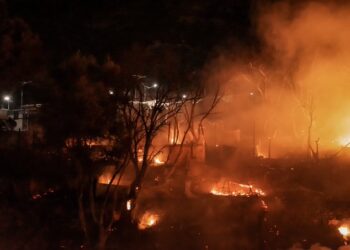 النيران تلتهم مخيما للمهاجرين في جزيرة ساموس اليونانية 2