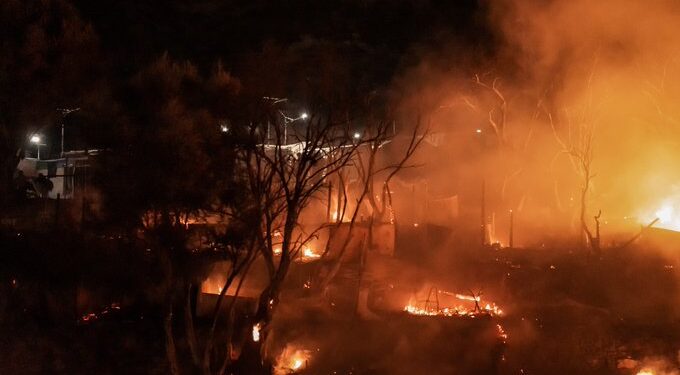 النيران تلتهم مخيما للمهاجرين في جزيرة ساموس اليونانية 1