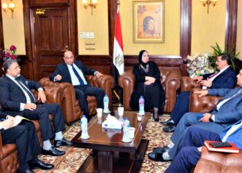 وزيرة التجارة والصناعة تبحث مع وفد اتحاد الصناعات العراقية تعزيز الشراكة الصناعية بين البلدين 5