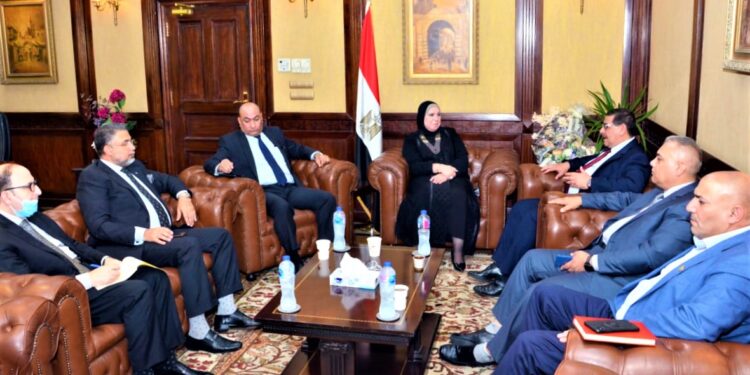 وزيرة التجارة والصناعة تبحث مع وفد اتحاد الصناعات العراقية تعزيز الشراكة الصناعية بين البلدين 1