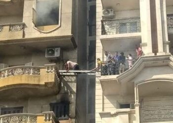 موقف بطولي .. شباب دمنهور يشاركوا في إنقاذ الأهالي أثناء حريق عيادة طبيب