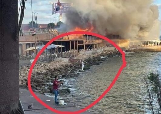 "خراب يا دنيا عمار يا دماغي".. رجلان يصطادا وسط حريق مطاعم جليم بالإسكندرية 1