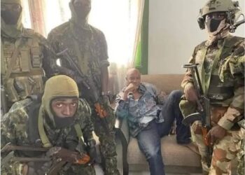 لحظة اعتقال رئيس غينيا بعد انقلاب عسكري 2