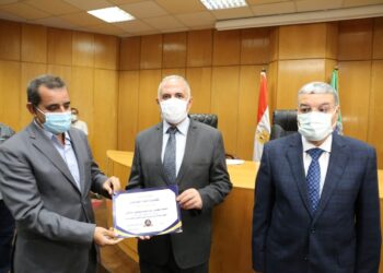 وزير الري يكرم العاملين بمشروع تبطين الترع في المنيا 3