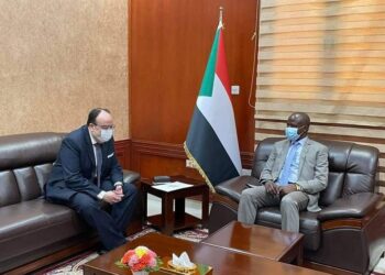 السفير المصري في الخرطوم يلتقي بعضو مجلس السيادة السوداني.