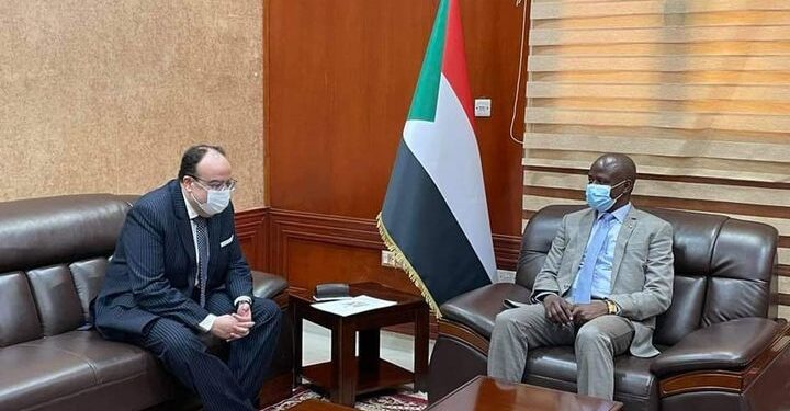 السفير المصري في الخرطوم يلتقي بعضو مجلس السيادة السوداني.
