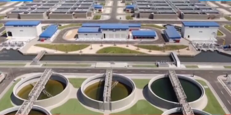 السيسي يصل بورسعيد لافتتاح محطة معالجة مياه مصرف بحر البقر 1