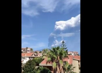 بعد 20 يوما من التوقف.. بركان «إتنا» يثور بالدخان والرماد (فيديو) 10