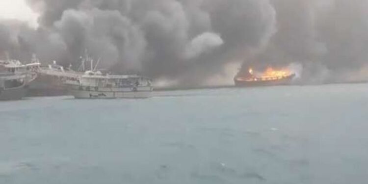 نشوب حريق هائل في مراكب الصيد بميناء «برنيس» 1