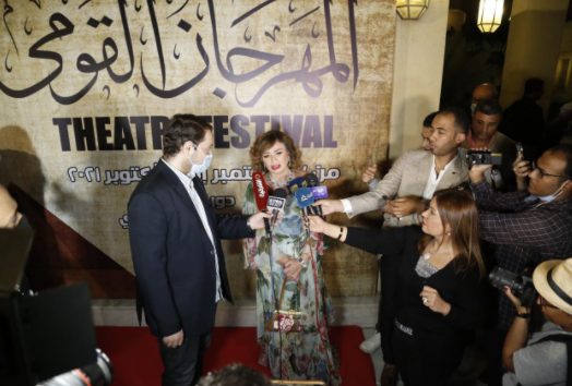 انهيار دنيا سمير غانم عند استلام تكريم والديها بـ المهرجان القومي للمسرح (صور) 5
