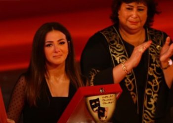 انهيار دنيا سمير غانم عند استلام تكريم والديها بـ المهرجان القومي للمسرح (صور) 2