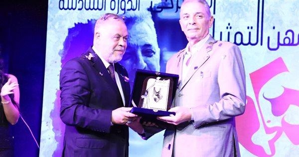 محمود حميدة صاحب أول تكريم من أشرف زكي في مهرجان نقابة المهن التمثيلية 1