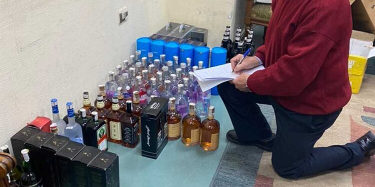 ضبط مشروبات كحولية غير خالصه الضرائب والرسوم الجمركية بـ مطار القاهرة