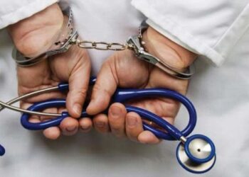 صيدلي يوقع الكشف على المرضى وينتحل صفة طبيب في مديرية الصحة بـ جنوب سيناء