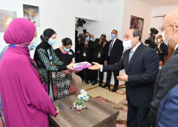 الرئيس السيسي يهدي أبناء أسر الإسكان أجهزة "تابلت" 1