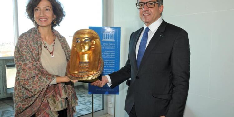 مصر تهدي مدير عام «اليونسكو» مستنسخاً لقناع «يويا» 1