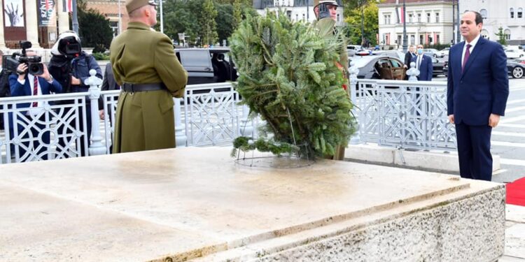 "راضي" ينشر صورا لـ وضع السيسي إكليلا من الزهور بالنصب التذكاري في المجر 1