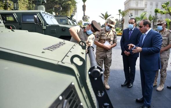 الرئيس السيسي يتفقد المركبات المدرعة المطورة من قبل القوات المسلحة 1