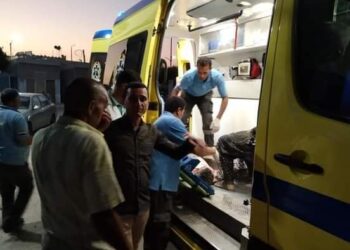 رئيس مركز أخميم يتابع حادث إنقلاب سيارة على طريق البحر الأحمر ونقل 13 مصاباً للمستشفيات 4