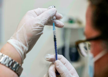 رئيس لجنة كورونا: اللقاح لا يمنع الإصابة بالفيروس ويقي من الوفاة والحالات الحرجة| فيديو