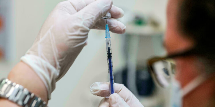 رئيس لجنة كورونا: اللقاح لا يمنع الإصابة بالفيروس ويقي من الوفاة والحالات الحرجة| فيديو