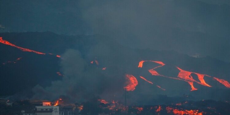 إسبانيا: لا نهاية وشيكة لثوران البركان بجزيرة لا بالما 1