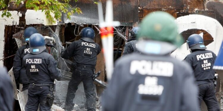 الشرطة الألمانية توضح ملابسات اعتداء أفرادها على منتهك لتدابير كورونا.. فيديو 1