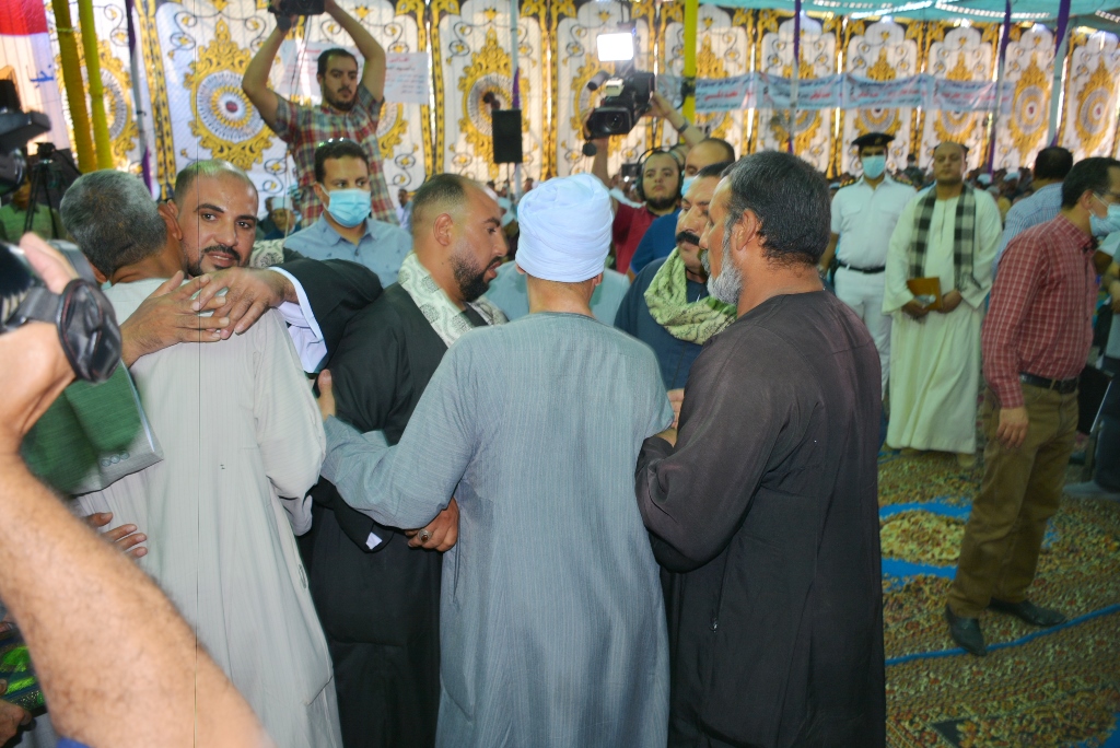محافظ سوهاج ومدير الأمن يشهدان صلح عائلتي " آل فاضل " و " آل الحاج علي " بجرجا 3