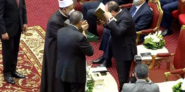 شيخ الأزهر يهدي الرئيس السيسي مصحفاً بمناسبة المولد النبوي الشريف  1