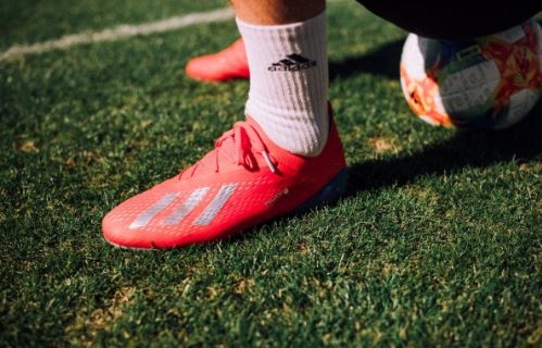 حذاء كرة قدم أحمر