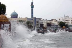 اعصار شاهين يقتحم السواحل الإيرانية ووقوع قتلى 2