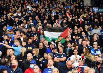 جماهير اسكتلندا ترفع علم فلسطين