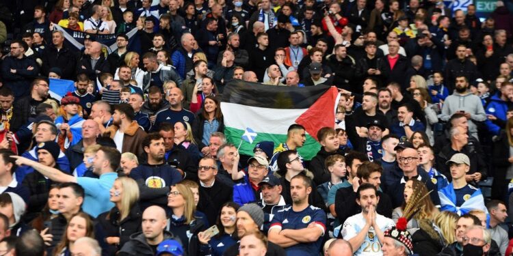 جماهير اسكتلندا ترفع علم فلسطين
