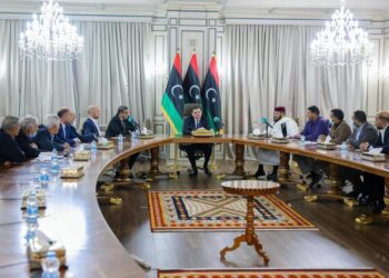 رئيس الحكومة الليبية يجتمع بموظفي مطار بنينا والشركات العاملة به 1