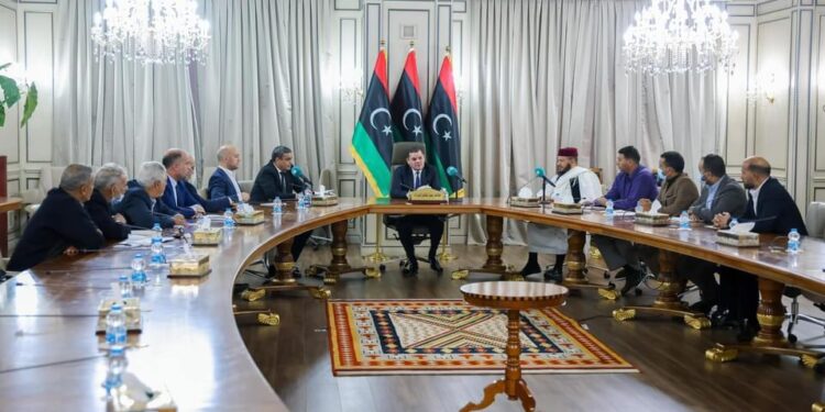 رئيس الحكومة الليبية يجتمع بموظفي مطار بنينا والشركات العاملة به 1