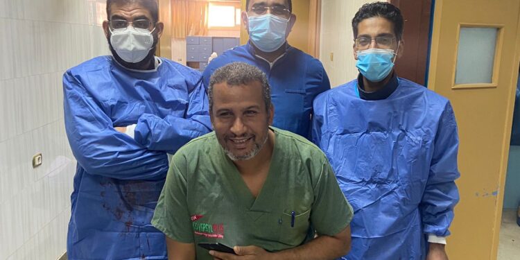 فريق طبي بمستشفى سوهاج الجامعي ينجح فى إنقاذ ساق مريض من البتر 1