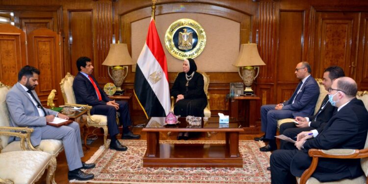 وزيرة التجارة والصناعة تستقبل السفير القطري بالقاهرة لتطوير العلاقات الاستثمارية بين البلدين 1