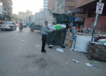  مجلس مدينة أخميم ينفذ حملة مكبرة لرفع الإشغالات والقمامة من الشوارع