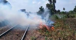 حريق هائل بجوار شريط السكك الحديدية في المنوفية