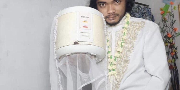 إندونيسي يتزوج "آلة طبخ الأرز" ووصفها بـ: الشريك الهادئ والمثالي.. وطلقها بعد 4 أيام فقط 1