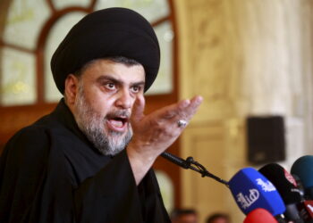 Iraqi Shi'ite radical leader Muqtada al-Sadr delivers a sermon to worshippers during Friday prayers at the Kufa mosque near Najaf, December 11, 2015.  REUTERS/Alaa Al-Marjani