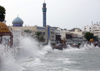 عاجل.. سلطنة عمان تعلن عن غرق سفينة بسبب إعصار «شاهين» 2