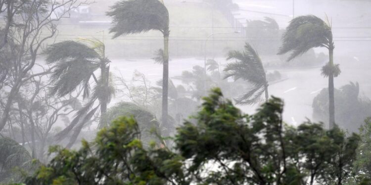 عاصفة استوائية شديدة تضرب سلطنة عمان.. وصدور الإنذارات الجوية 1