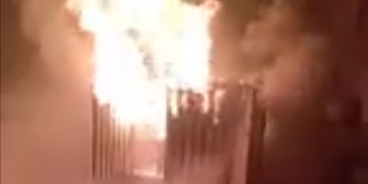 الحماية المدنية تسيطر على حريق محول كهرباء بـ بورسعيد 1