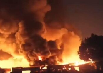 السيطرة على حريق مخلفات بكورنيش النيل في أبو النمرس 8