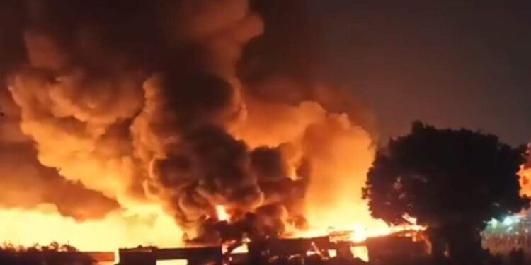 السيطرة على حريق مخلفات بكورنيش النيل في أبو النمرس 1