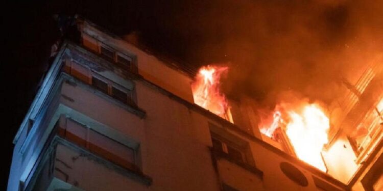 السيطرة على حريق داخل شقة سكنية فى الطالبية دون إصابات 1