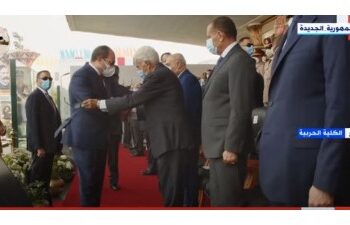 السيسي يصافح الفريق عبد رب النبي حافظ أثناء حفل تخرج دفعات جديدة بالكليات العسكرية 6